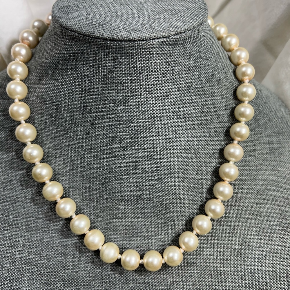 Chunky Simulated Faux Pearls Single Strand in Great Condition. Beautiful…